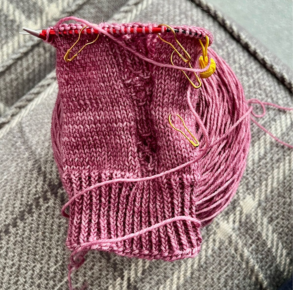 HandKnics tweet media