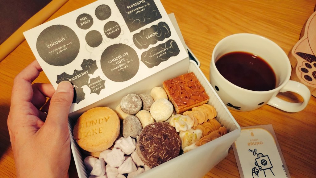 クッキー缶買ったんだけどさ…
装丁が凝っててなんか通ずるものを感じた…楽しい…
個人的に半魚人のプロフィールが気になる🐟