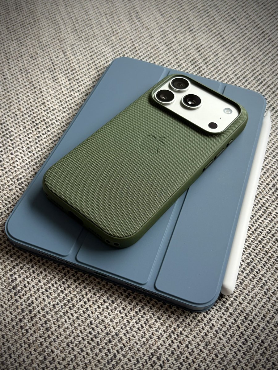DANdFRA's tweet photo. Perfect combo! Green TechWoven case with silver iPhone 17 Pro on iPad mini with Denim sleeve 🤌🏼 #iphone17pro #iphone #techwovencase #case #ipadmini @apple https://t.co/MsMPRFVnJA