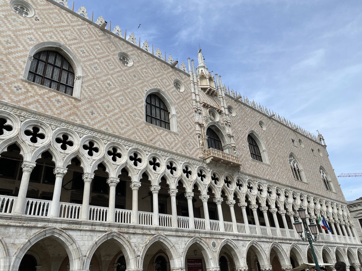 Shinzan_VRC's tweet photo. @postofficeship ヴェネツィアが十字軍でビザンツから強奪した例の馬とか、ドゥカーレの宮殿見てきたわ https://t.co/A4wekLszlO