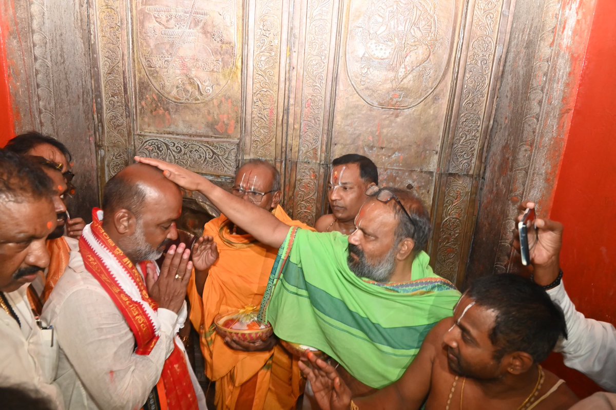 bandisanjay_bjp's tweet photo. ఓం శ్రీ హనుమతే నమః

With the blessings of Anjaneya Swamy, walked nearly 40 km from Karimnagar to Kondagattu in about 11 hours during the Anjanna Ashirvada Yatra, fulfilling the vow I had made after BJP secured the Karimnagar Mayor post. Grateful for the immense support from people along the route, the tireless BJP karyakartas who walked with me, and the inspiration of Hon’ble PM Shri @narendramodi ji.

Jai Shri Ram
Jai BajrangBali 🚩
