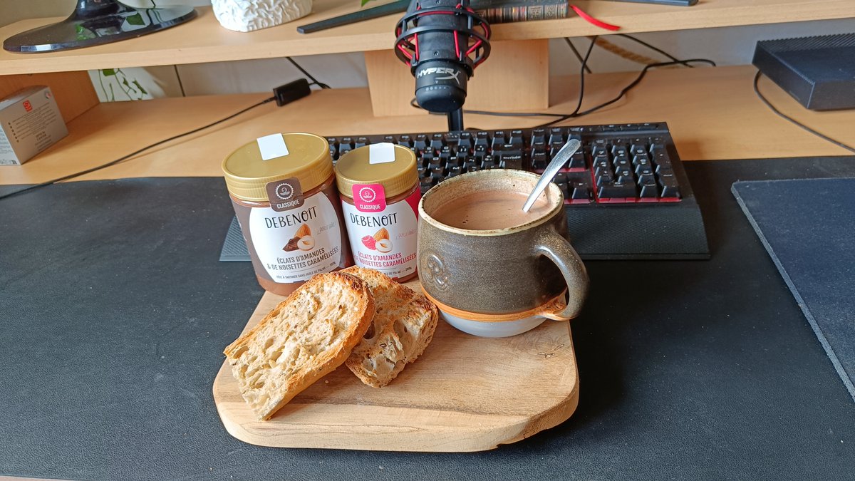 Lynariel___'s tweet photo. J'ai commandé les nouvelles pâtes à tartiner Debenoît faites par @IciJapon @icijaponcorp pile pour le goûter ! Et bordel ! je valide ! la basique est vraiment bonne avec son côté crunchy. Ca rapelle les boules dorées de l'embassadeur. Et celle à la framboise, très intéressante ! https://t.co/GfefoiEZQZ
