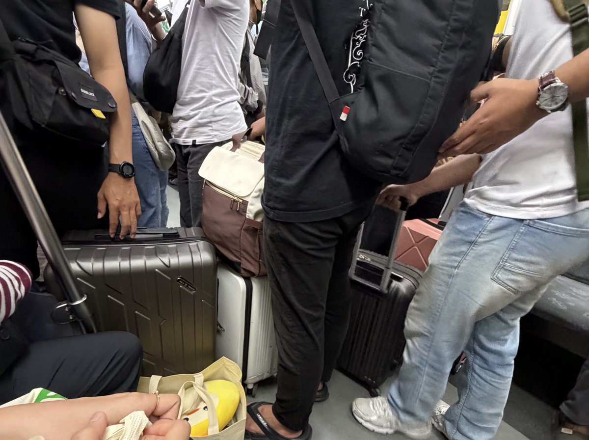 eyspill's tweet photo. krl jakarta terpantau koper semuaa
selamat mudik meninggalkan jkt semua 
menyambut lebaran bagi yg merayakan🥳 https://t.co/IqAqCbL8lD