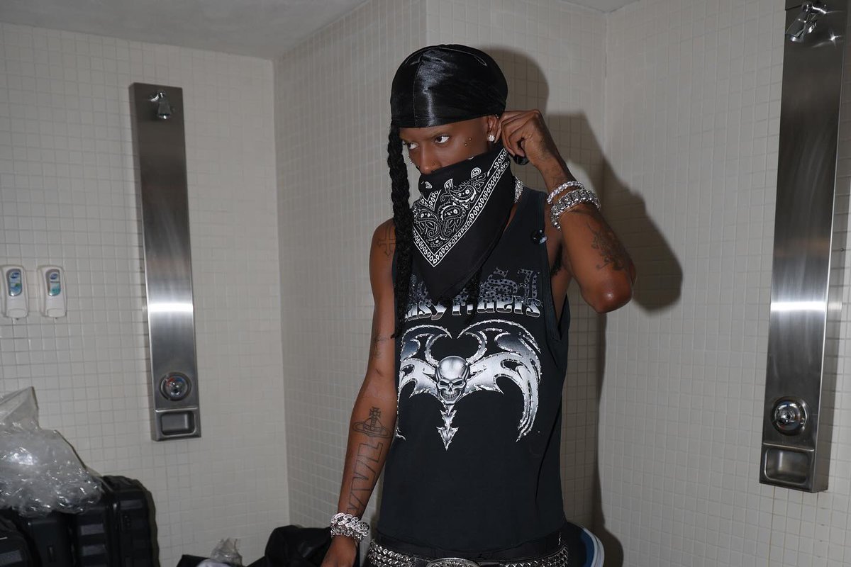 TLOP4_G0ATED's tweet photo. Did those peasants forget they live in the Batgang's world🤣🖤  Bonsider urself luxky Jordan ain't unleash his Vamp Fury on yall ass. Bunxh of swagless peons with Taxi Drip while we drape ourselves in the fliest all blaxk leather you would think we wizards🖤🦇 https://t.co/hTNxq4PrB1