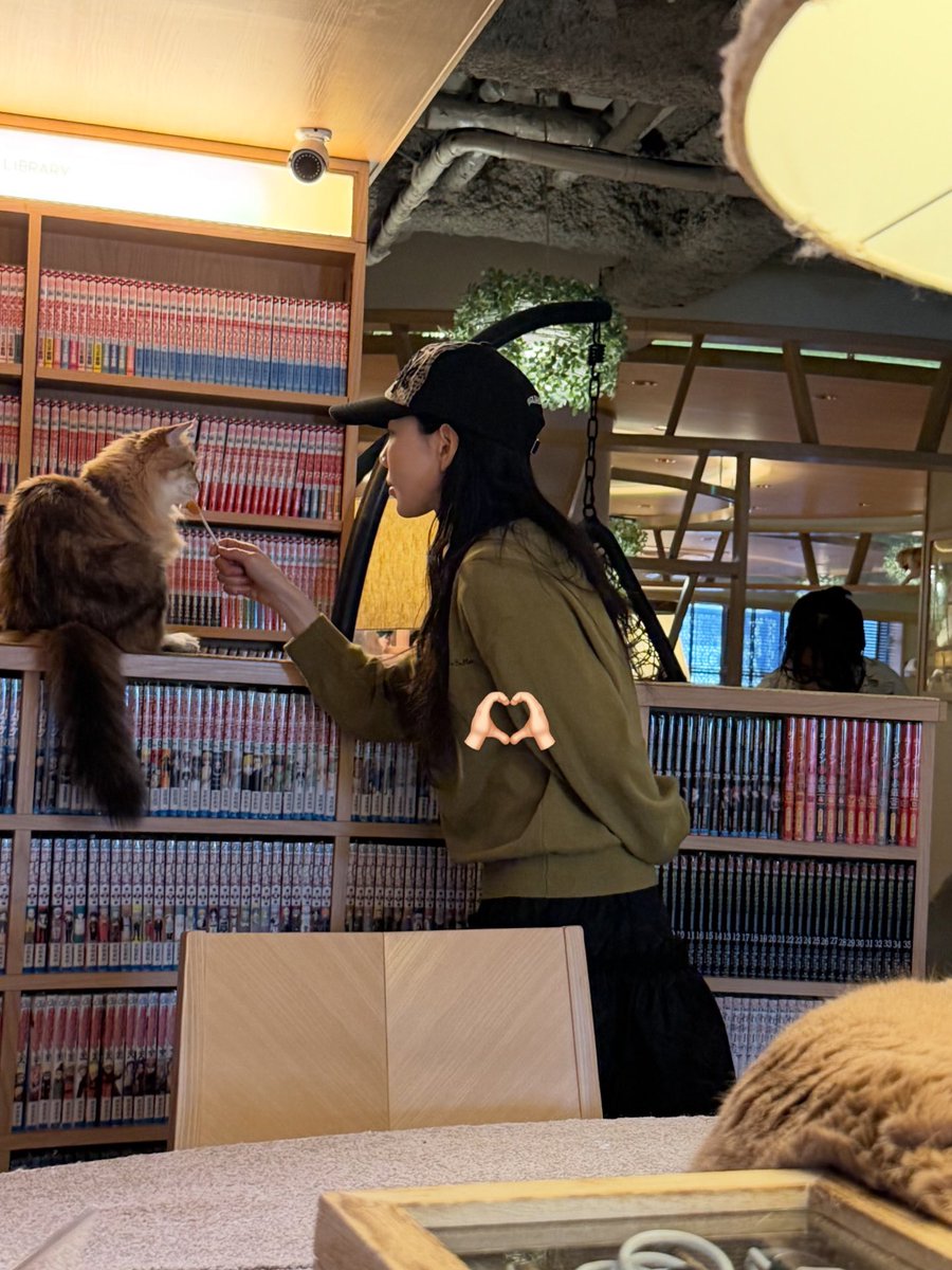 태연 옷 정보🧢

mahagrid - LEOPARD CROSS STAR CAP BROWN

AND YOU - 페이크 레더 셔링 봄버 (Black)

SOMEWHERE BUTTER - Roe V-Neck Knit - Olive

coyseio - FLOWER PUNCHING SKIRT BROWN
