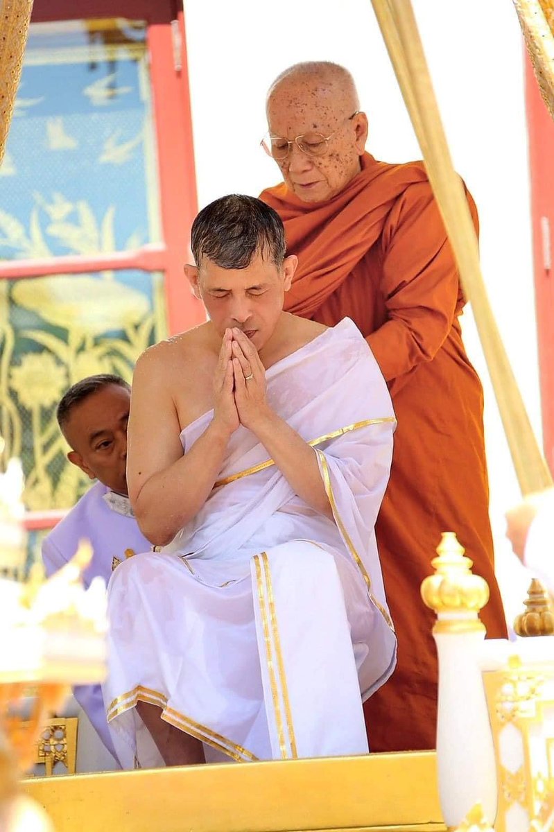 “เราจะสืบสาน รักษา และต่อยอด และครองแผ่นดินโดยธรรม เพื่อประโยชน์สุขแห่งอาณาราษฎรตลอดไป” พระปฐมบรมราชโองการของพระบาทสมเด็จพระเจ้าอยู่หัวรัชกาลที่ 10 ในพระราชพิธีบรมราชาภิเษก ขอพระองค์ทรงพระเจริญยิ่งยืนนาน                       #เรารักสถาบันพระมหากษัตริย์ #ทรงพระเจริญ
