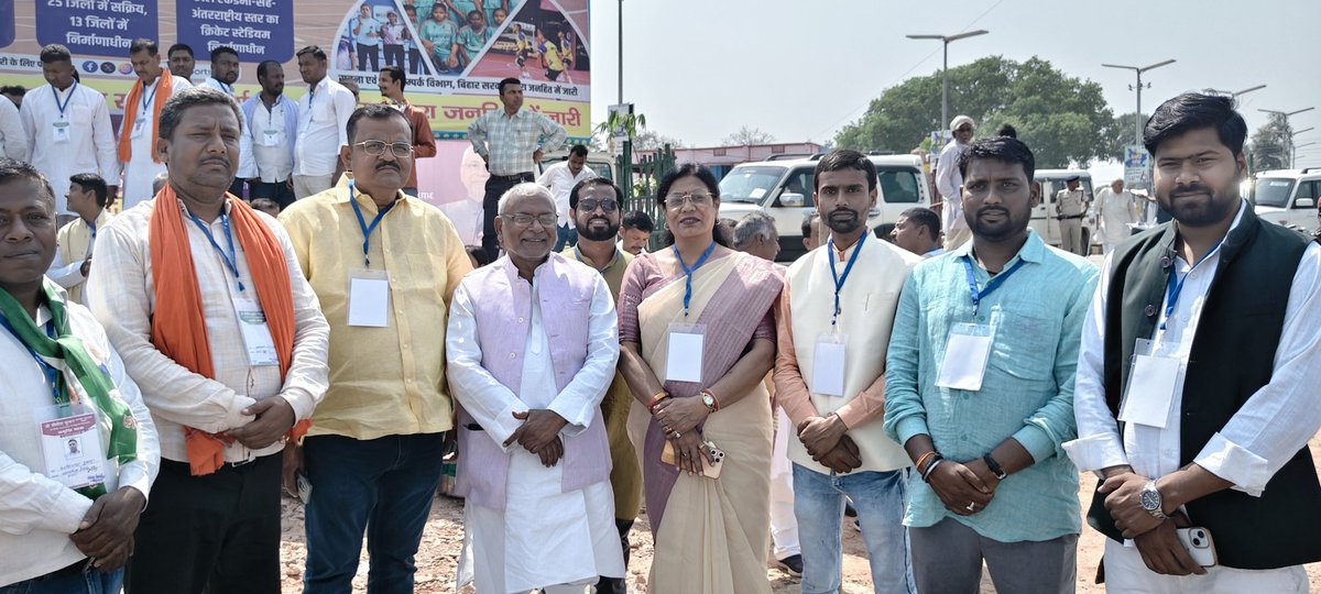 MKChaudharyJDU's tweet photo. समृद्धि यात्रा के दौरान आज माननीय मुख्यमंत्री श्री नीतीश कुमार जी का आगमन बरौनी(बेगूसराय) के बियाडा मैदान में हुआ। पार्टी के साथियों के संग माननीय मुख्यमंत्री जी का हैलीपेड पर स्वागत किया।
#NitishKumar #NishantKumar #Jdu #JanataDalUnited #Bihar #BiharPolitics #SamriddhiYatra https://t.co/WZjRu8UrRJ