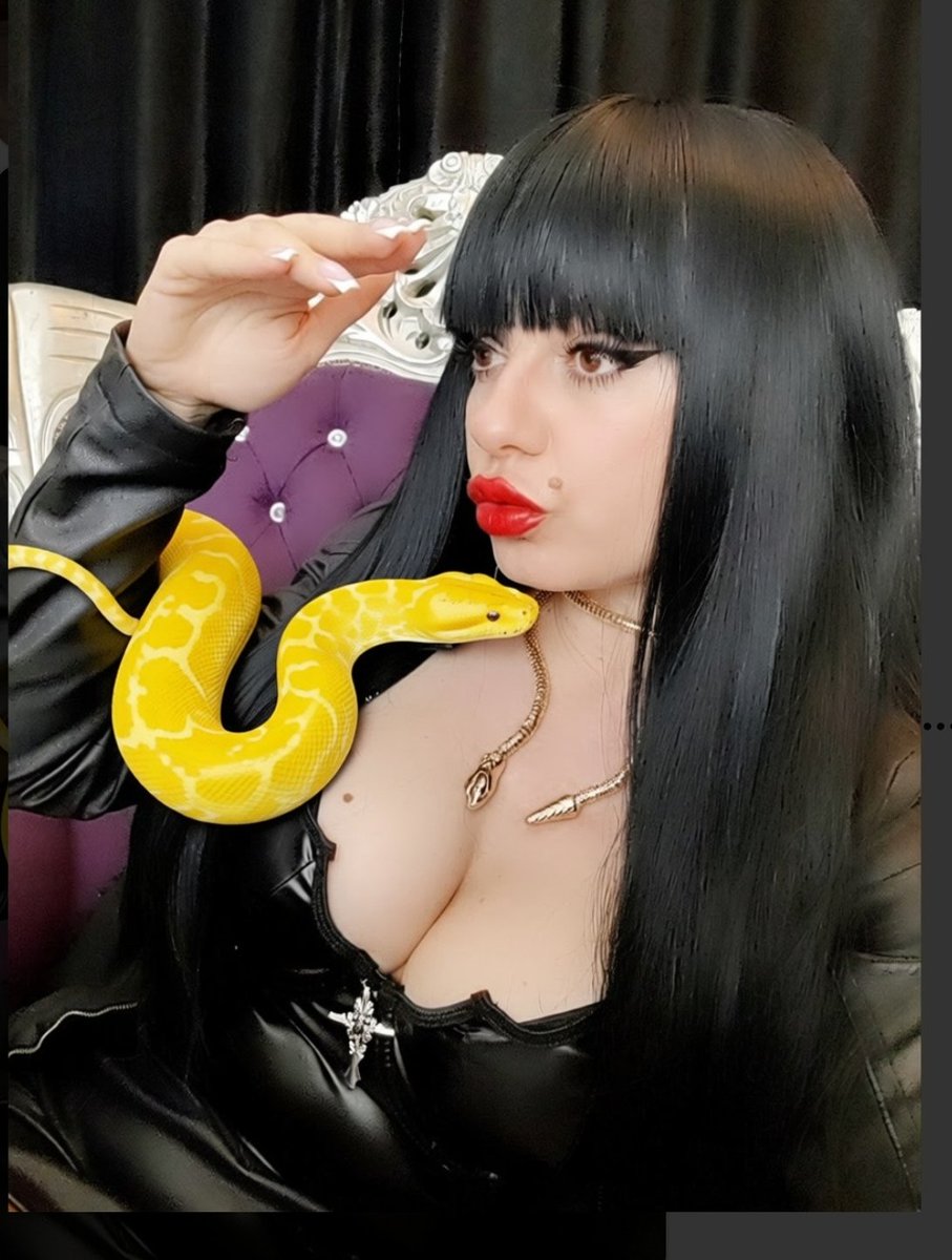 CaroMonserat's tweet photo. My new pet ,Kaa! Should i order her to become a collar around your neck,beta? https://t.co/0A5JBhbQkR