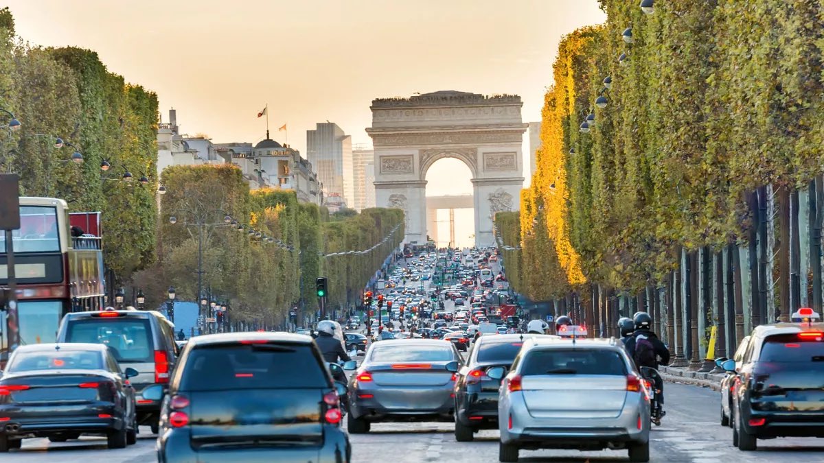 vlourbano's tweet photo. Con la reducción del 50% del tráfico automotriz (2020-2023), París ha derrotado el “coche centrismo”, consiguiendo una ciudad que deja de depender del 🚗, para convertirse en un referente mundial en vida urbana sostenible. 🚶‍♀️🚲🚎 https://t.co/AICZsthdIW https://t.co/V3dkVAqd0v
