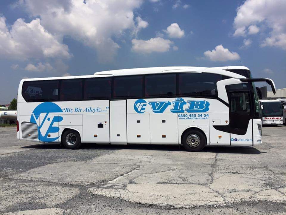 ajansJargon's tweet photo. Ankara'dan yola çıkan VİB turizm otobüsü Bolu'da arıza yaptı. Sakarya'ya varması gereken araç 2 saattir yolcularıyla beraber mahsur durumda. 

En pahalı otobüs firmalarından olan VİB turizm, çözüm üretmek yerine yolcularını dinlenme tesisinde iftar açmak zorunda bıraktı. https://t.co/W7TawUbGLS