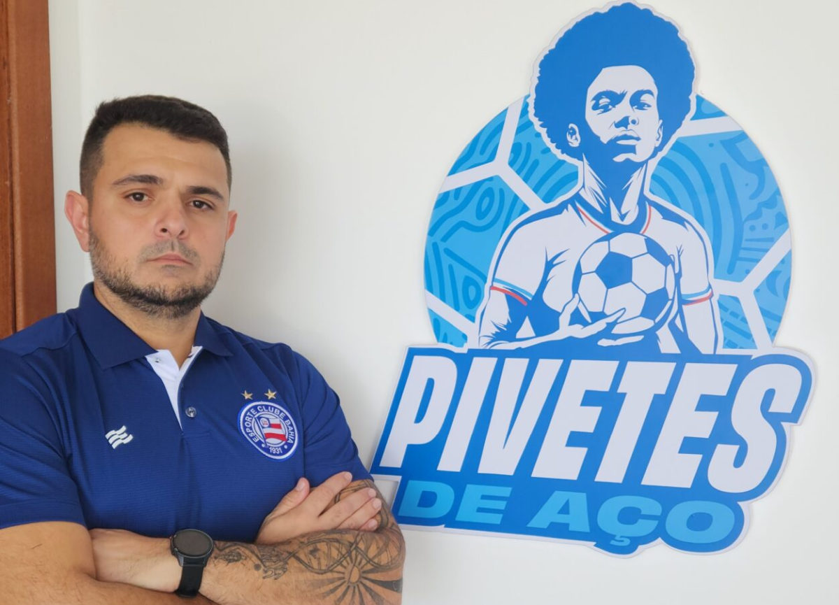 O Palmeiras demonstrou interesse no técnico Leonardo Galbes, que comanda o Sub-20 do Esporte Clube Bahia.
João Paulo Sampaio deseja contar com o profissional, mas o Bahia ainda não recebeu proposta oficial.

📎 <a href="/_jesusbia/">Bia Jesus</a> / <a href="/thiagotoler/">Thiago Tolentino</a> / <a href="/BahiaNoticias/">Bahia Notícias</a>