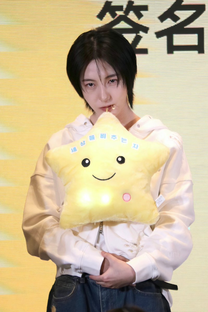 อันนี้น่ารักมากกกกกก หมอนรูปดาวที่นางคาบ(คาบไปทั่วอีกแล้วลูกชั้น55555ค่สเร้ก)เขียนว่า “ผู้ที่ทำให้โลกนี้สว่างไสว” ที่เป็นสโลแกนนางแล้วมีไฟด้วย🌟🥺