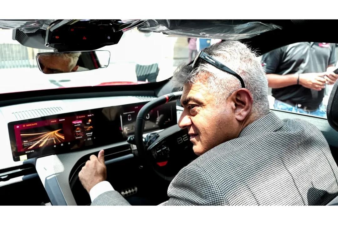 TFC_mass's tweet image. Wow 🤯 AK's Style 🤩🥵

#AK64 #AjithKumarRacing #AK