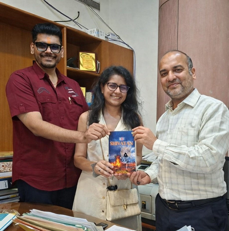 Anshulspiritual's tweet photo. It was an honour to present my book #Shivayan to @shyamksahay Ji, Editor at Sansad TV.
His profound knowledge of Sanatan Dharma and insightful perspective made the interaction truly enriching. https://t.co/v3JtzGMjtB