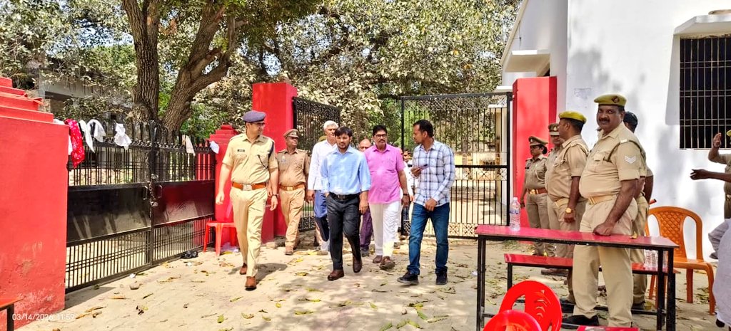 dmchandauli's tweet photo. उ.प्र. पुलिस भर्ती एवं प्रोन्नति बोर्ड,लखनऊ द्वारा उपनिरीक्षक नागरिक पुलिस एवं समकक्ष पदो की सीधी भर्ती के दृष्टिगत जनपद के विभिन्न परीक्षा केंद्रों का निरीक्षण कर परीक्षा को पूर्ण पारदर्शिता,निष्पक्षता एवं शुचितापूर्ण ढंग से सम्पन्न कराने हेतु आवश्यक निर्देश सर्वसम्बन्धित को दिए https://t.co/CNS9PNWllt