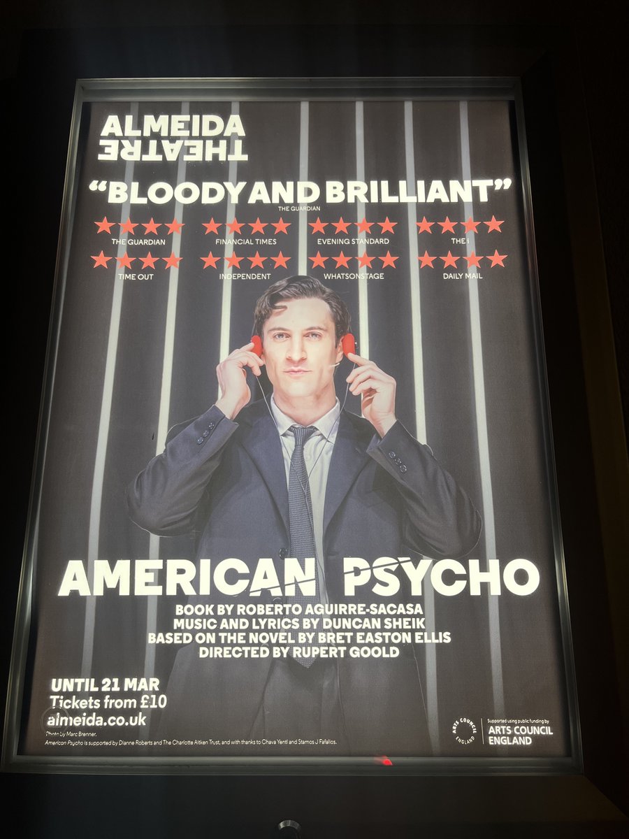 tomikawan's tweet photo. ミュージカル「AMERICAN PSYCHO（アメリカン・サイコ）」@ Almeida theatre。ルパート・グールド演出、Roberto Aguirre-Sacasa上演台本、Duncan Sheik作詞作曲。おもしろかったです。原作は読んでおらず映画版の記憶も薄れていますが、80年代物質主義社会の風刺劇という以上に、有害な男性性や男性の生きづらさ、あと閉鎖的なエリサラ男社会をホモエロティックに描いた上演だと思った。同僚はみなクイアな感じで、このベイトマンも実は女性に興味ないのでは、という印象。

同僚も婚約者もベイトマンの表面しか見ていない（名前すら間違える）のに対し、秘書のジーンだけが彼の内向的な部分を愛し、一人の人間として見ている。役者は全員ペラい人間を演じるのがうまかったど、ジーン役の役者はちょっと異質で（彼女だけダンスシーンがなかったと思う）とてもよかった。