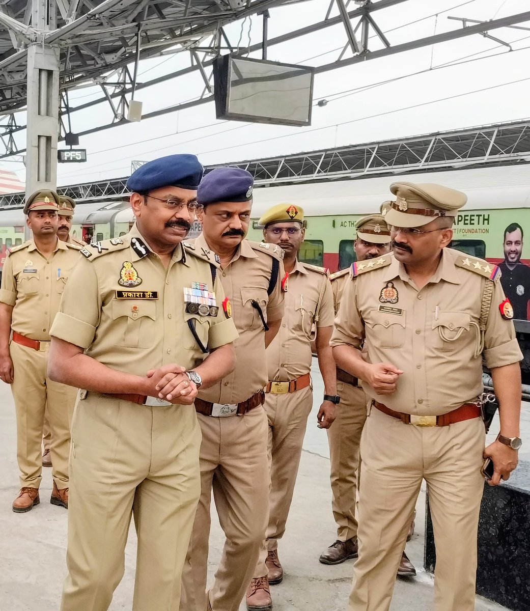 prakashdips's tweet photo. Reviewed security &amp; crowd management arrangements at Charbagh Railway Station, Lucknow as SI CP Entrance Exam is being held for around 16 lakh candidates in 1090 Centres on 14/15th March..
#CrowdManagement 
#UPPolice
@RPFIndia
#GRPUP https://t.co/k4KBMkLuNb