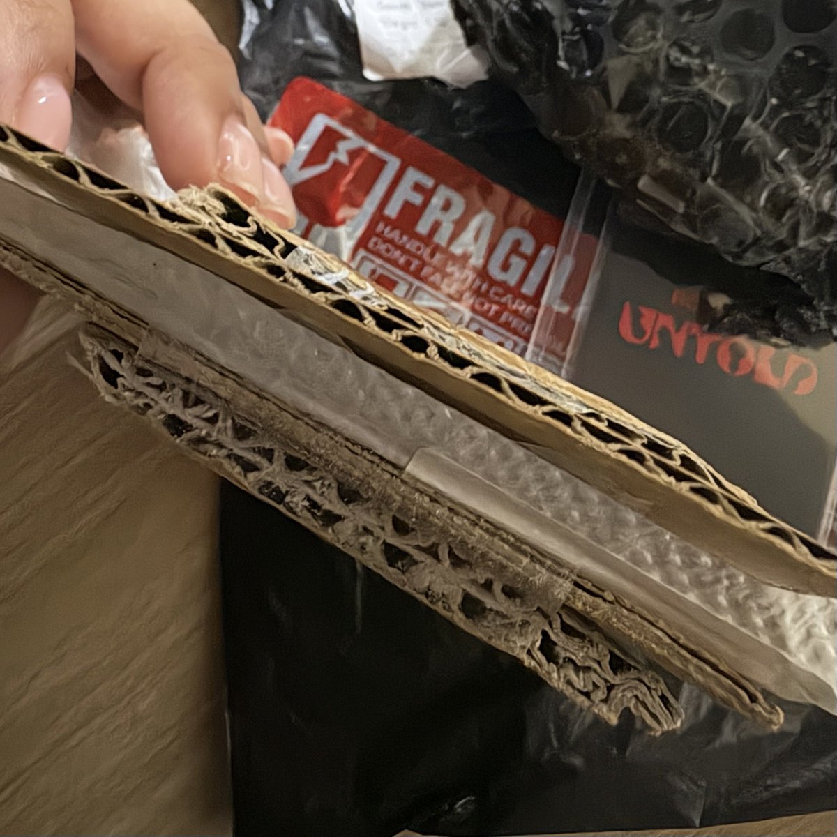 attyheejake's tweet photo. I'm really not the type of person to complain especially since the item arrived safely but this was honestly one of the most frustrating transactions i've experienced.

Photos from my ph proxy. 

@beeewaaaaaa https://t.co/5N7GKTEdjN