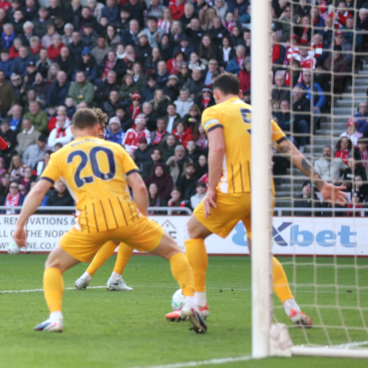 mundopremierbr's tweet photo. Sunderland teve a principal chance de abrir o placar, mas Lewis Dunk salvou em cima da linha
#LewisDunk #Sunderland #SUNBHA https://t.co/wFVvT74i5M