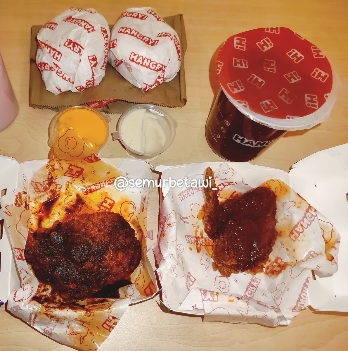 semurbetawi_'s tweet photo. Lagi butuh asupan yang bikin melek? ๐
๐ถ๏ธ Cobain duo jagoan Hot Side Story nya @hangry_id, deh!
โYg Nashville bumbunya ngeresap bgt, pedas khas rempah.
Terus, Chicago BBQ buat yg suka sensasi smoky manis tp tetep dapet pedasnya. Kulitnya garing pol meski udah dibalut saus! ๐๐ฅ https://t.co/MTNF1vlCLu
