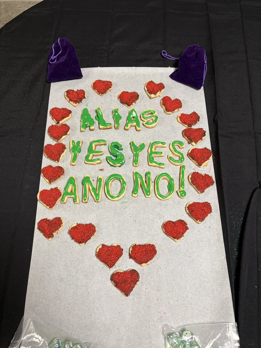 #MyBooquets
Happy White Day to the light of my life, my dearly beloved 애기야
I hope you have a truly wonderful day, and that you will accept a gift from me: A sugar cookie chant and some sugar cookie hearts with chocolate frosting. 
Thank you for making every day so special 💚💚