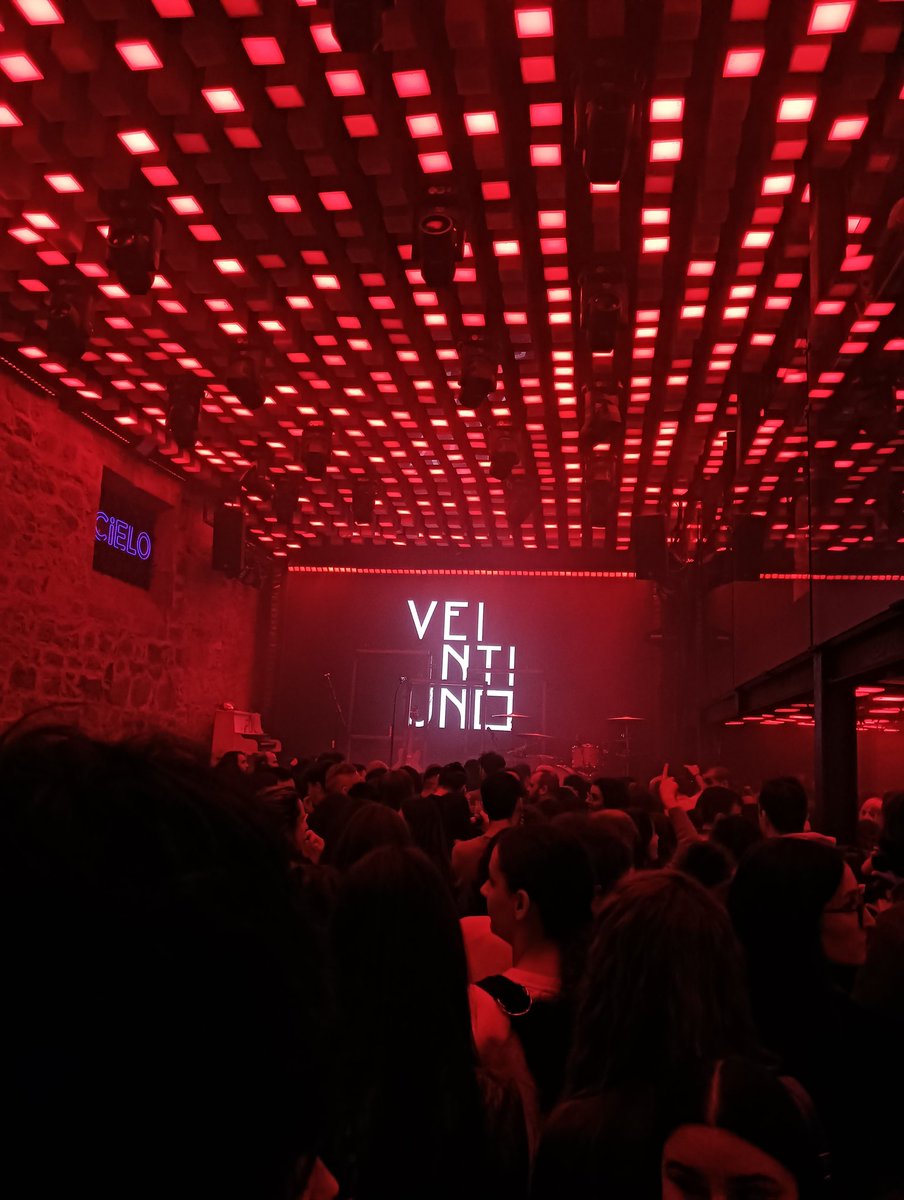 Lo de estos chicos es increíble. Vaya conciertazo el de anoche🥹❤️‍🩹 Bendito el día en el que descubrí "Dopamina" 💜