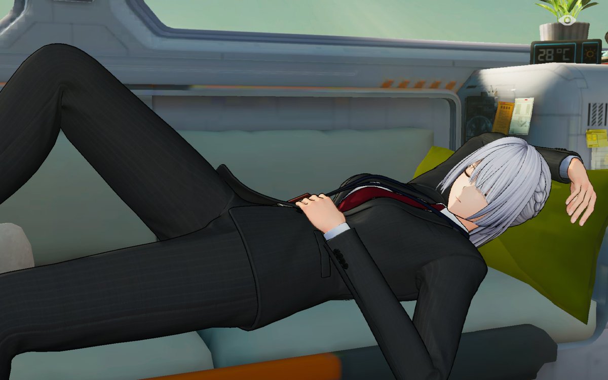 ヴォイマスティナちゃん、せっかくスーツ買ってあげたのに会社で寝泊まりする社畜みたいになっちゃった…