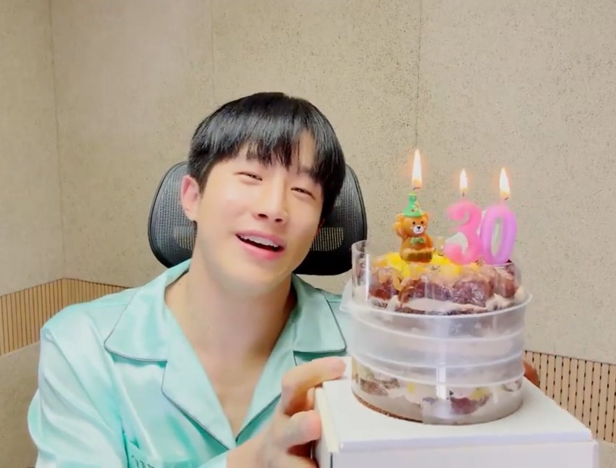 진우야, 생일 축하해🎂 이번 1년도 건강하고 행복하게 지내길 바래요. 나는 골절을 열심히 치료할게 ㅋㅋ

진우의 웃음이 계속해서 이어지길 바랍니다😌
#우리최고의리더_진진_생일축하해
#진진 #JINJIN <a href="/offclASTRO/">ASTRO 아스트로</a> <a href="/JINJIN_offcl/">JINJIN OFFICIAL</a>