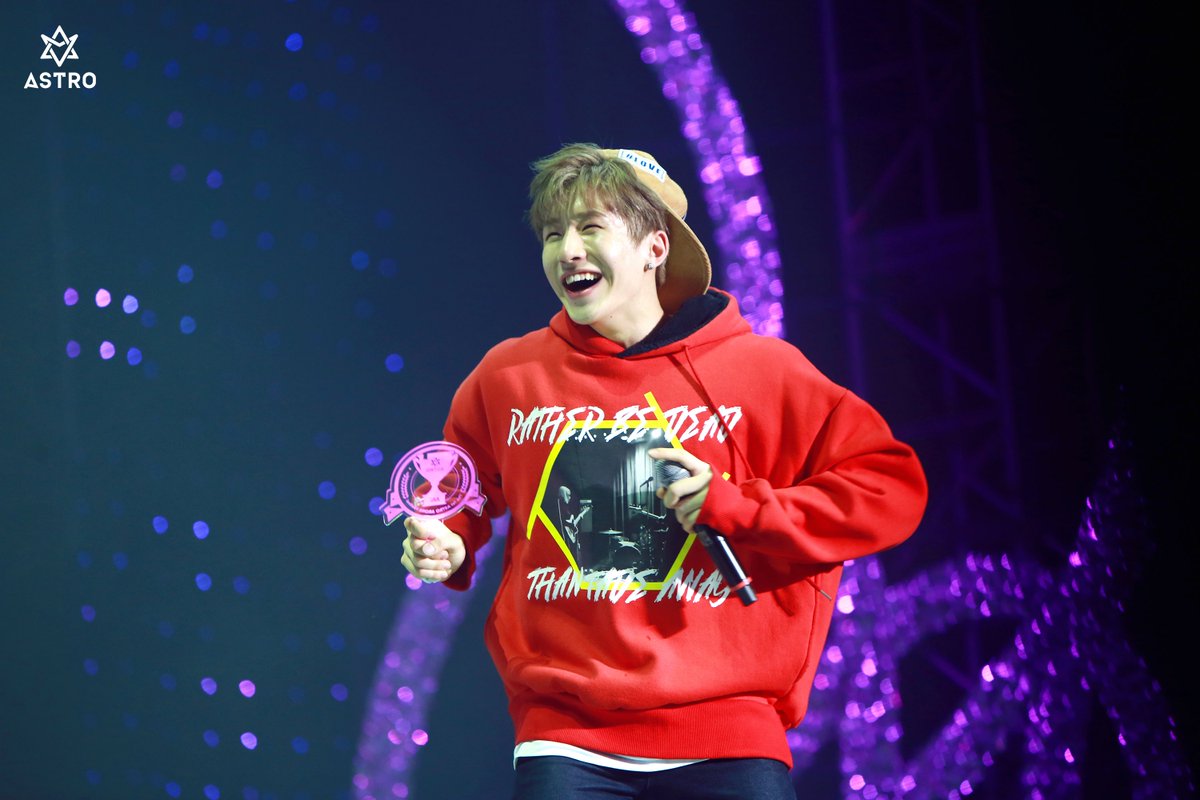 진우 웃는 얼굴 많이 보고싶다🥰
#우리최고의리더_진진_생일축하해