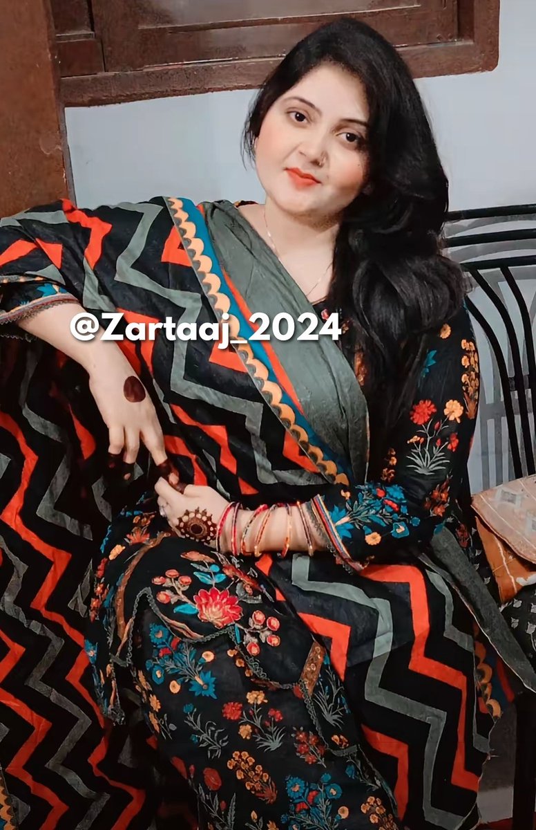 ہمارے بغیر بھی رونقیں ویسی ہی رہتی ہیں
 کسی کو ہماری موجودگی اور غیرموجودگی سے فرق نہیں پڑتا
زندگیاں رکتی نہیں ہیں کسی کی ہنسی پھیکی نہیں پڑتی
 آپ نہ سہی تو کؤی اور سہی
ہم اہم ہوتے ہیں مگر اتنے نہیں کہ ہمارے بغیر جیا نہ جا سکے ۔🥀

#GoodEveningX 🥰