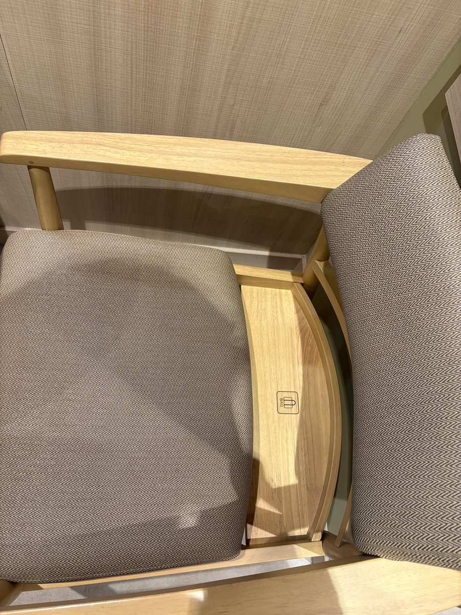 ongaku92949318's tweet photo. 地元のタリーズ、初めて行ったが椅子がいいね。荷物置きと座る場所を兼用してる。でかいバッグだと置けないと思うが、大抵の人は大丈夫だろう。感心しながら本日の過去を巡る旅は終わった。 https://t.co/NSo2GTDHz3