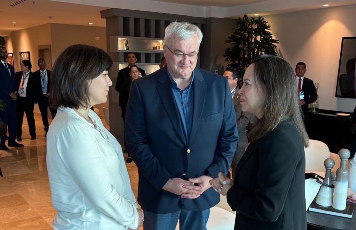vertice_vzl's tweet photo. Machado y Canciller de Ucrania sellan alianza 🇻🇪🇺🇦

La líder venezolana y Nobel de la Paz, María Corina Machado, se reunió con el canciller ucraniano Andrii Sybiha, quien calificó el encuentro de "inspirador". Sybiha destacó el interés mutuo en reanudar el diálogo estatal y agradeció el respaldo de Machado al presidente Zelenskyy. La cita refuerza el eje de cooperación entre ambos países en su lucha por la libertad y la justicia, valores que el funcionario definió como "sagrados" ante la amenaza autoritaria 🕊️🌍.

Fuente: @andrii_sybiha.