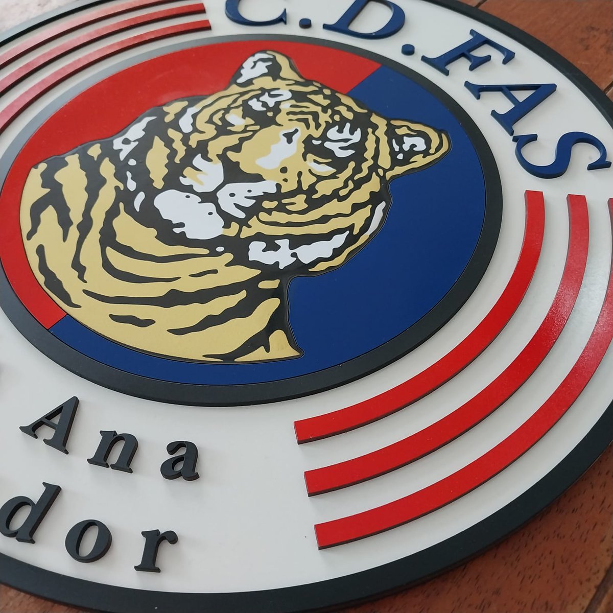#LoQueDigoConLasManos
Me llevo mi rato, pero ya está listo el escudo del CD FAS. A sus ordenes para entregas la próxima semana. 

*) 40cm de diámetro. 
*) Acepto transferencias y efectivo contra entrega
*) Envio gratis a cualquier lugar del país.

#Futbol #ElSalvador #FAS