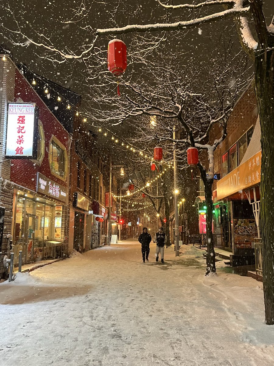AtourDuMonde's tweet photo. And then some snow … #March13 #almostspring #snow #nightlife #fridaynight #montreal #mtl #mtlmoments #funnight https://t.co/o7Vzo6bpne
