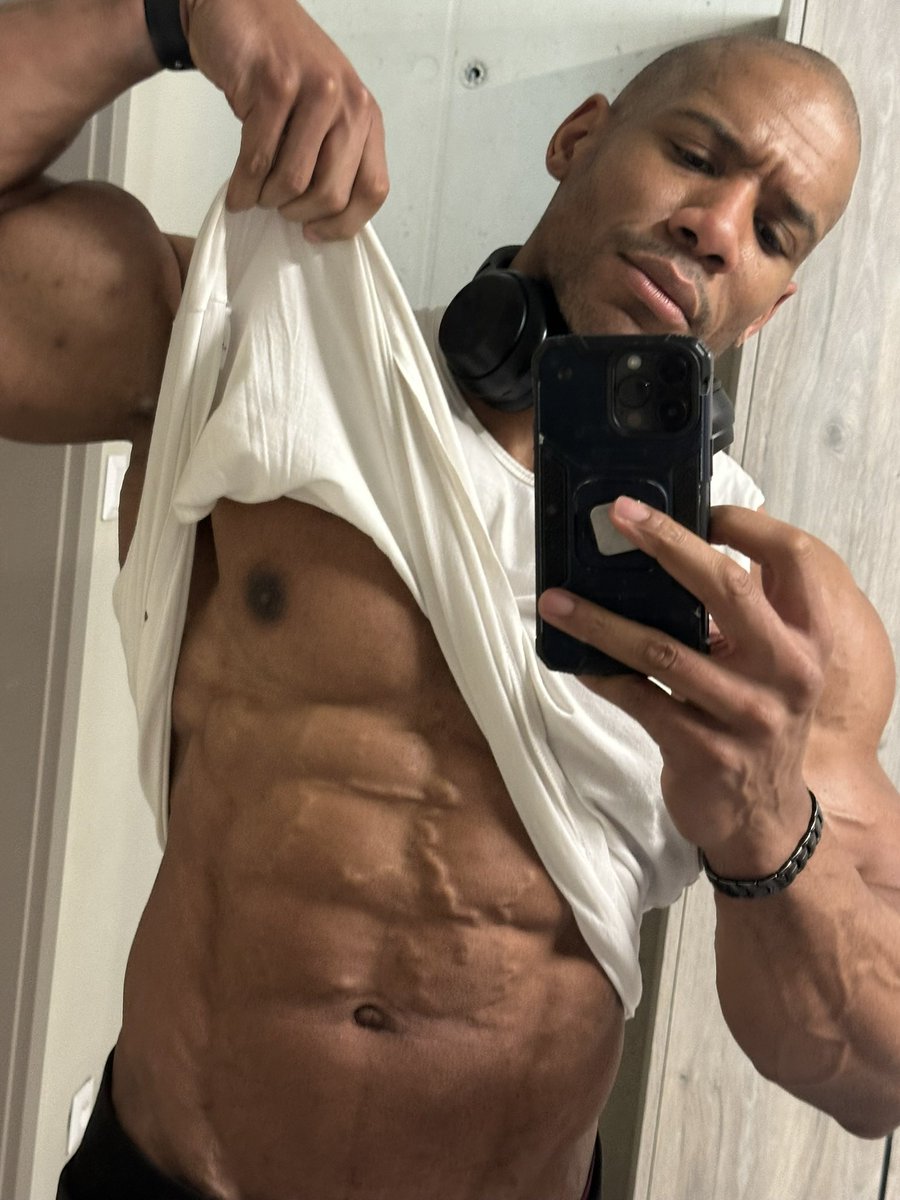 Roger Snipes™ tweet media