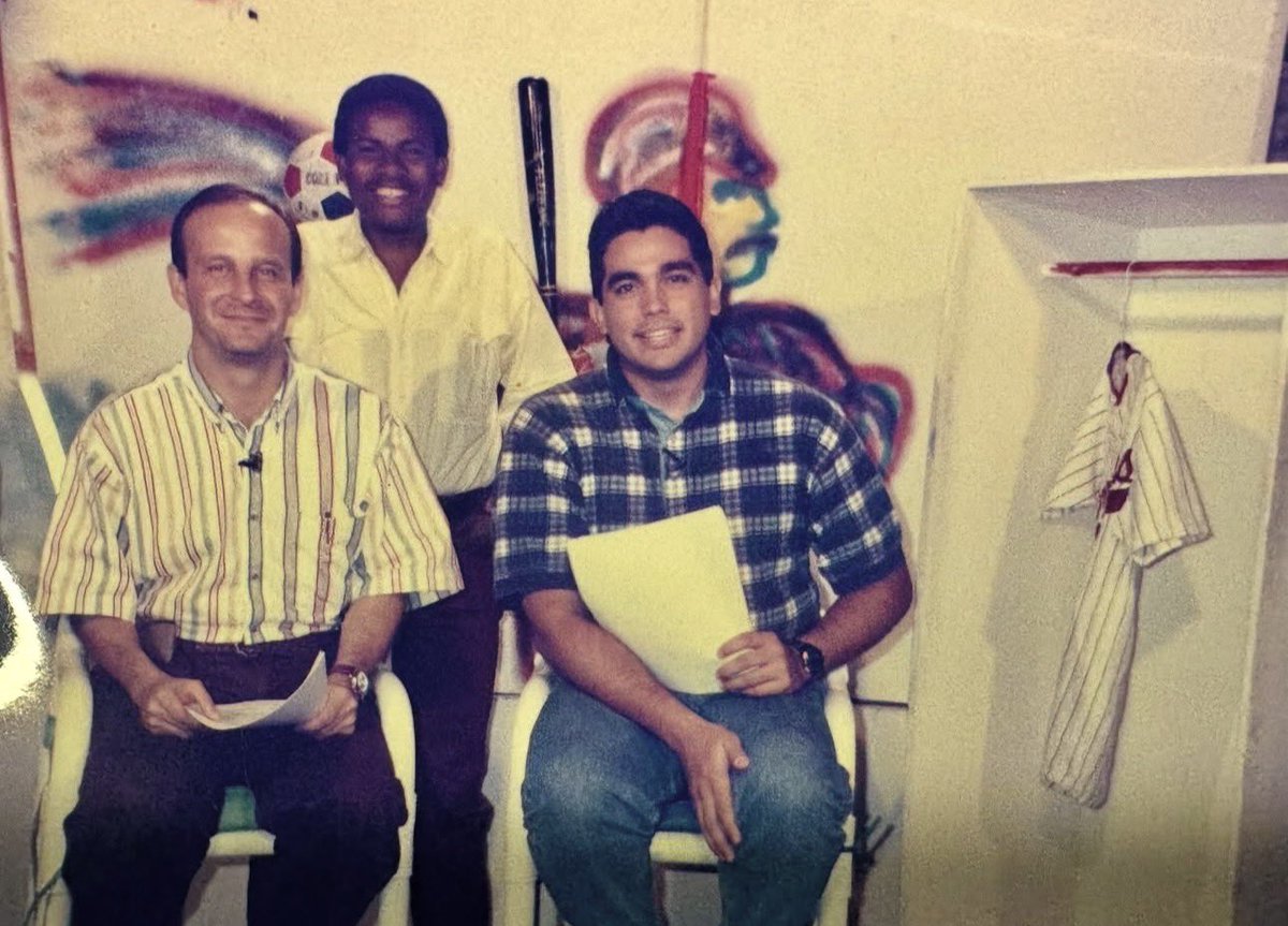 Fue, sin duda, el primer partner con el que hice “click” trabajando.
Con el que podíamos salir del canal y seguir conversando como amigos. Era fácil. Natural, Simón era honesto y auténtico.

Éramos la descripción perfecta de lo que significa conocerse en una cancha: sabíamos