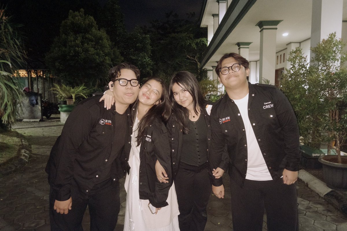 beabadibako's tweet photo. @itbfess_x jelas 8EH RADIO karena se bonding itu (i love kru 31) sumpah percaya deh, bahkan setiap kuliah aja selalu ketemuan kaya ngumpul ngobrol pokoknya based on my experience u wont regret joining 8eh #real #YakaliGakEH #MendingMasuk8eh #nge8ehaja https://t.co/ez7FPr8Vld