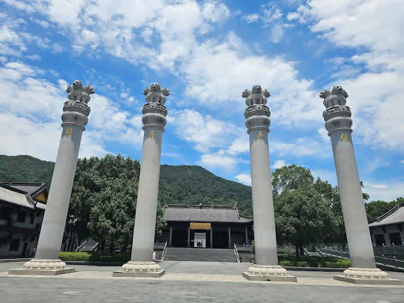 This Lion Capital of Emperor Ashoka the Great is located in China. 🇨🇳🇮🇳

Imagine the peak of Mighty Magadh 💎