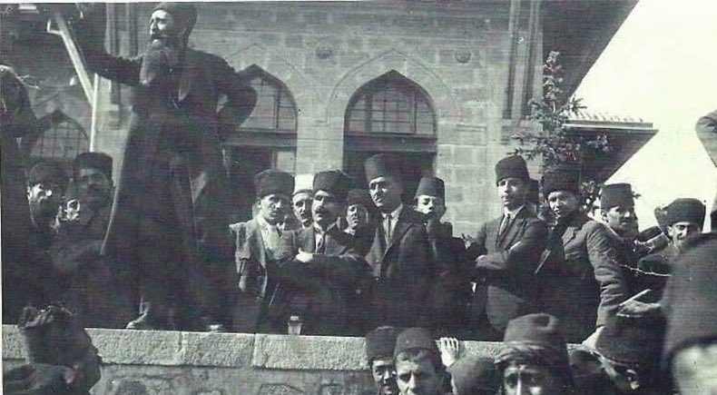 Milli Mücadele kahramanı Papa Eftim, 58 yıl önce aramızdan ayrıldı. Lakin verdiği bu kutlu mücadelenin ateşi milyonlarca Türk’ün kalbinde yanmaya devam etmektedir.

Bütün yaşanılan zorluklara göğüs germiş olan Papa Eftim, Atatürk’ün de emrettiği gibi hiçbir zaman umutsuzluğa