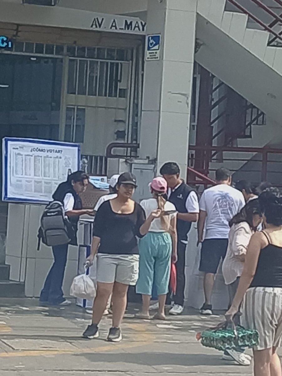 🚨 ESTO NO ES NORMAL
¿FRAUDE A LA VISTA?
La consulta de local de votación NO requiere que te registren en ninguna lista paralela.
Si para decirte dónde votas están:
• Anotando tus datos en una tablilla
• Armando listados manuales
• Pidiendo información adicional
• Generando