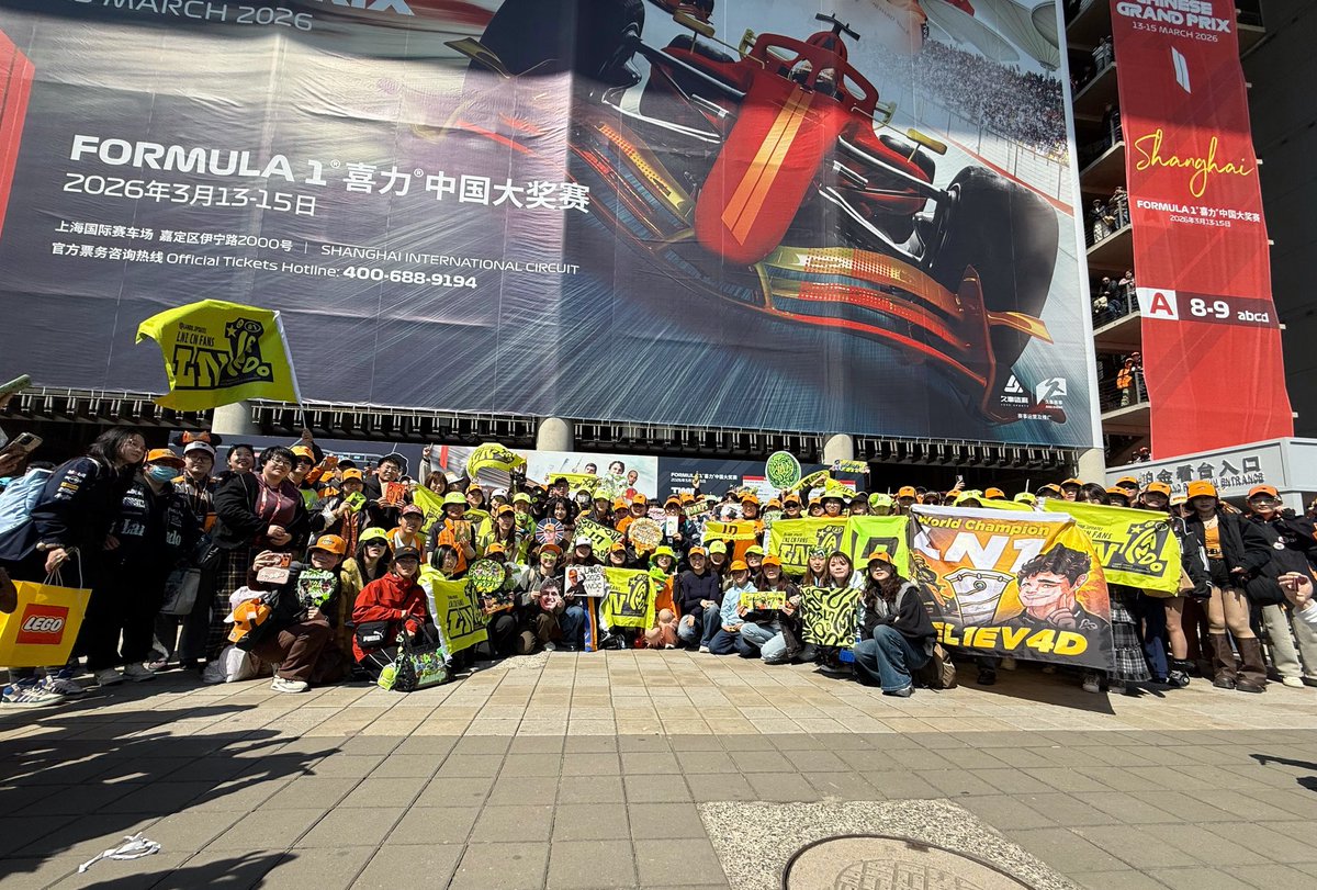 L4NDO_Updates's tweet photo. Notification on Sunday's Lando Fan Photo Session Time and Location:
Time: Sunday 11:30
Meeting Point: The open space between Main Grandstand 5A and 4A!
You can find the flag and fans as picture！
#Lando #LandoNorris #McLaren https://t.co/lCgcscKvdK