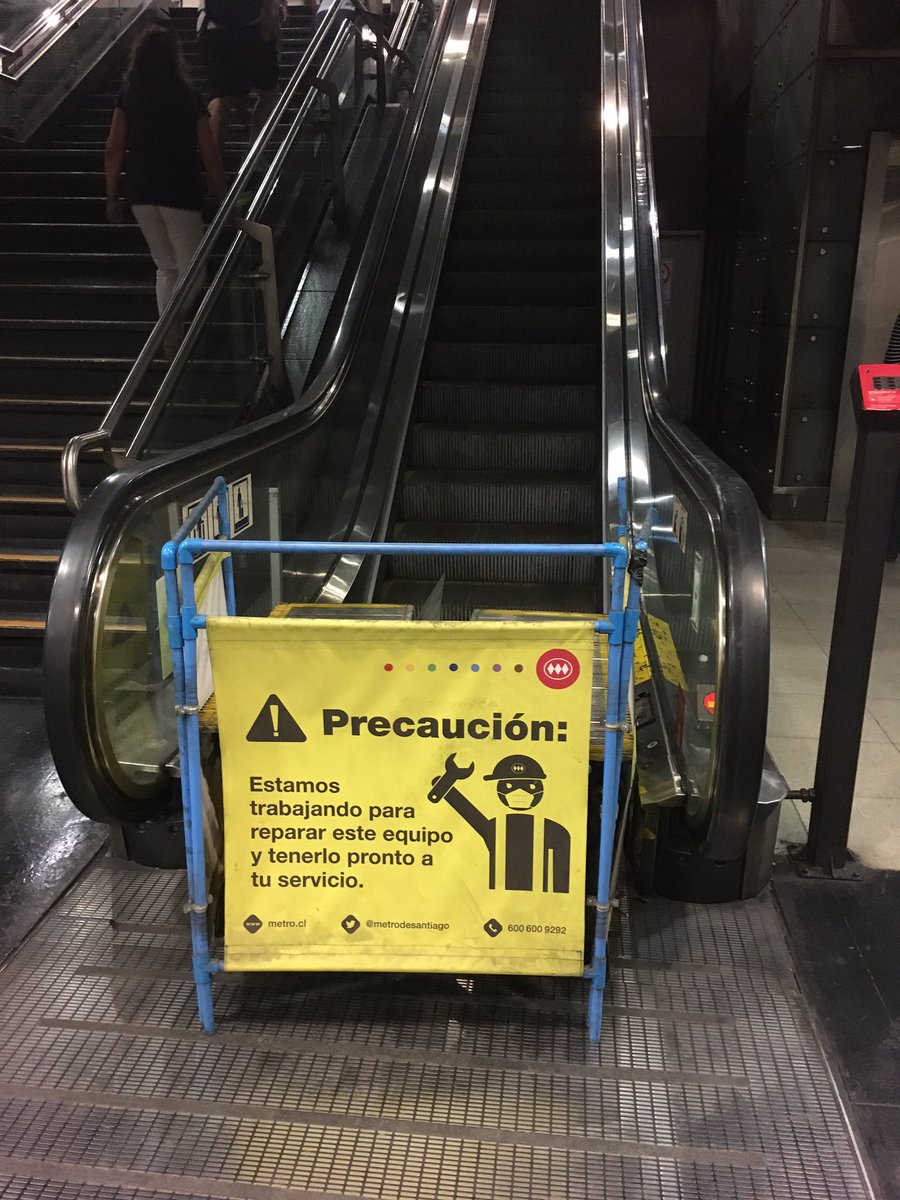 Sigue fuera de servicio esta escalera de Gruta de Lourdes <a href="/metrodesantiago/">Metro de Santiago</a> Ya lleva casi dos semanas sin funcionar 🫠