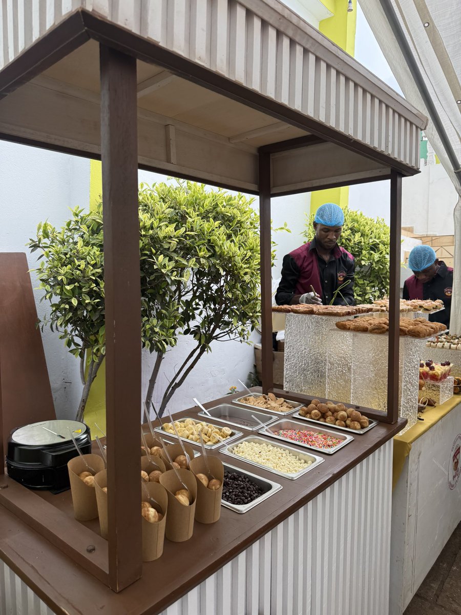 CLetitia_'s tweet photo. La particularité du buffet qu’on a dressé aujourd’hui c’est ce nouveau service qu’on propose pour évènements: Un bar à popcakes. 

Un franc succès qui a été apprécié de tous.
Merci à cette cliente qui a accepté d’ajouter ceci à son menu même sans savoir à quoi ça ressemblerait.❤️ https://t.co/wXh0RzChdJ