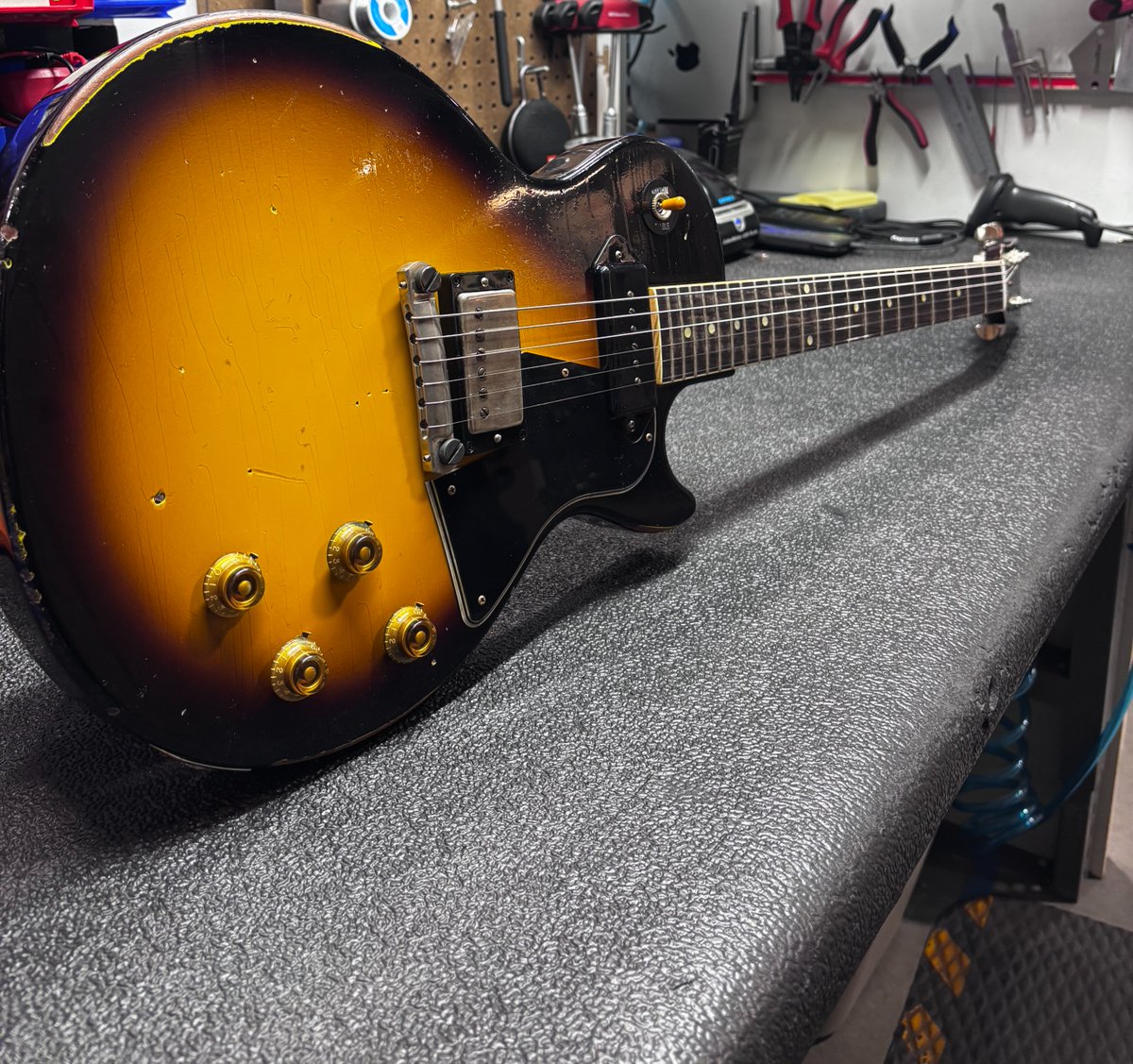 SweetwaterSound's tweet image. Vintage attitude, extra muscle 🔥 The @gibsonguitar Custom 1957 Les Paul Special pairs a snarling neck P-90 with a hard-hitting bridge Custombucker. 
bit.ly/4bFln4E 
#musician #musicgear #music