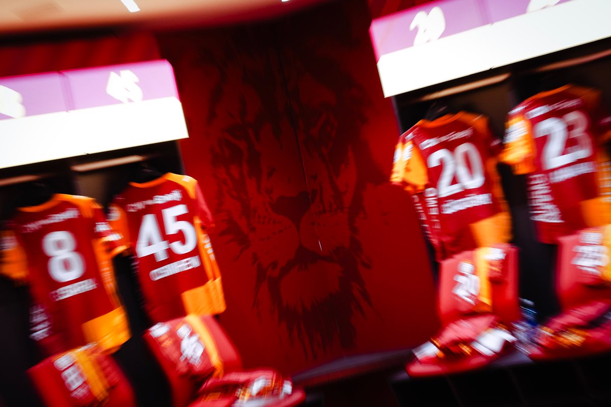 GalatasaraySK's tweet photo. Sırtımızdaki enerji @cwenerji ile soyunma odamız hazır. ✅

#GSvİBFK https://t.co/sDYE3sp60Z