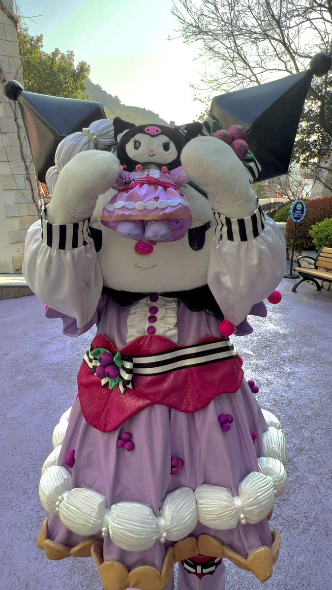 クロミちゃんがクロミちゃんを持ち上げてる！