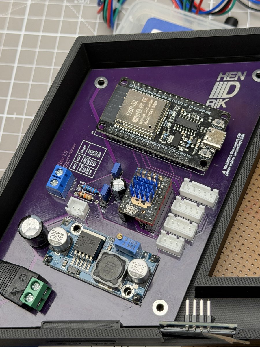 HEN3DRIK tweet media