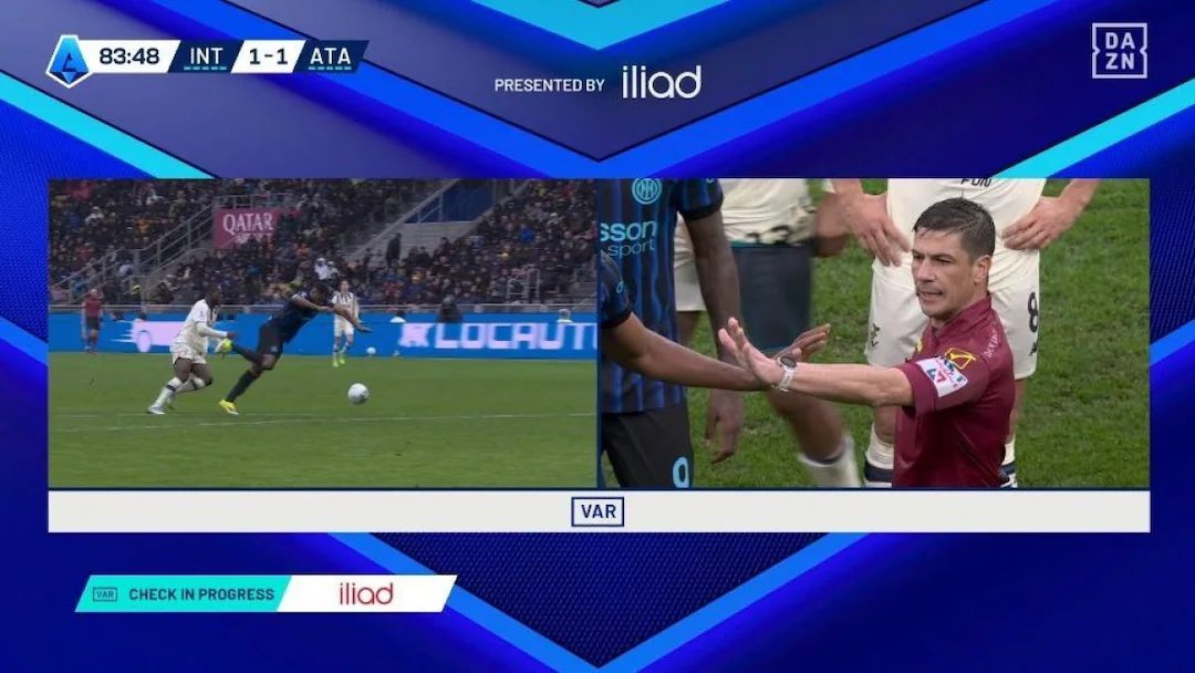 Talmente abituati a simulare che ormai lo fanno anche quando non servirebbe.
#Dumfries aveva tutto il tempo del mondo per spazzare, ma ha preferito restare fedele alla scuola #Inter: prima il tuffo, poi il pallone.

 #InterAtalanta