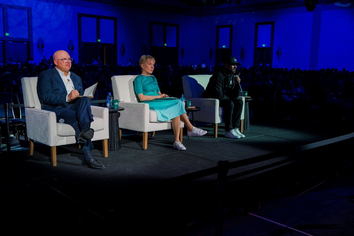 PaceJordanMorby's tweet photo. Deal Maker is where pitches turn into partnerships. 🤝🏽

This year we had @vickeller & @BarbaraCorcoran the panel with me and it was killer! 🦈

Members pitched their business LIVE to the top investors in the industry.

The whole room got a masterclass in how business deals actually go down. 📊