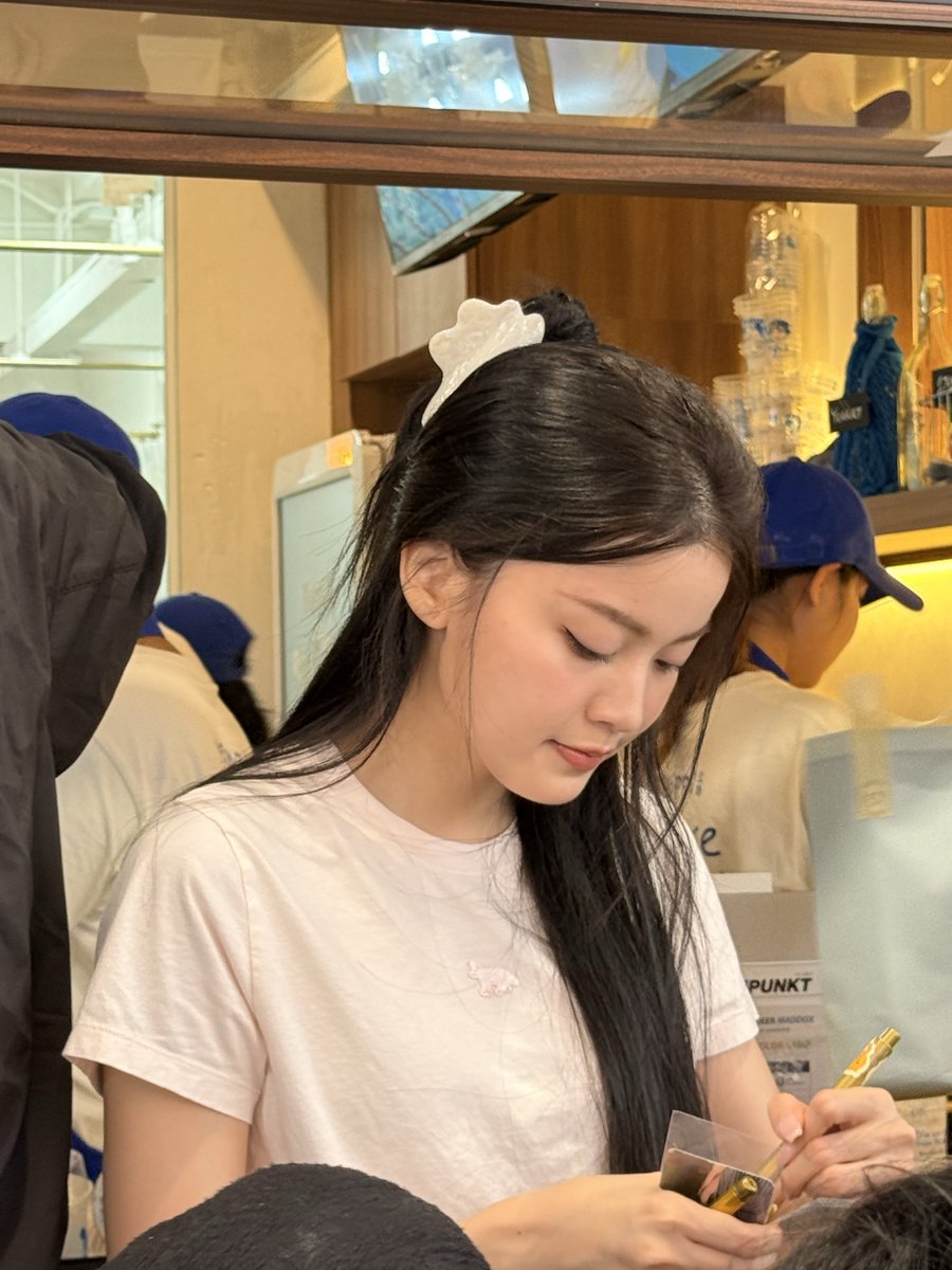 viewwwww. tweet media